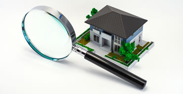 虫眼鏡と家の模型の画像