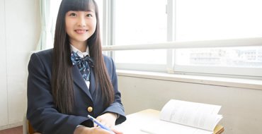 制服を着た少女が授業を受けている画像