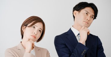 悩む男性と女性