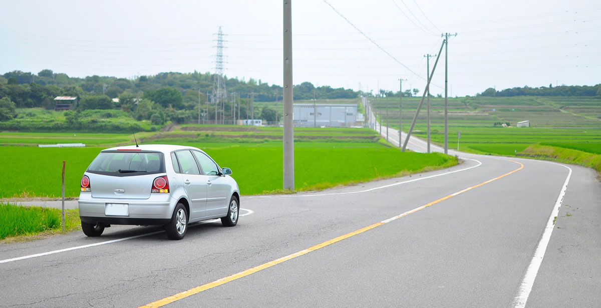 地方の道と車