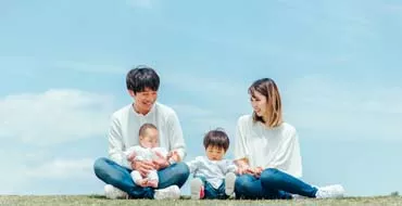 芝生に座る家族