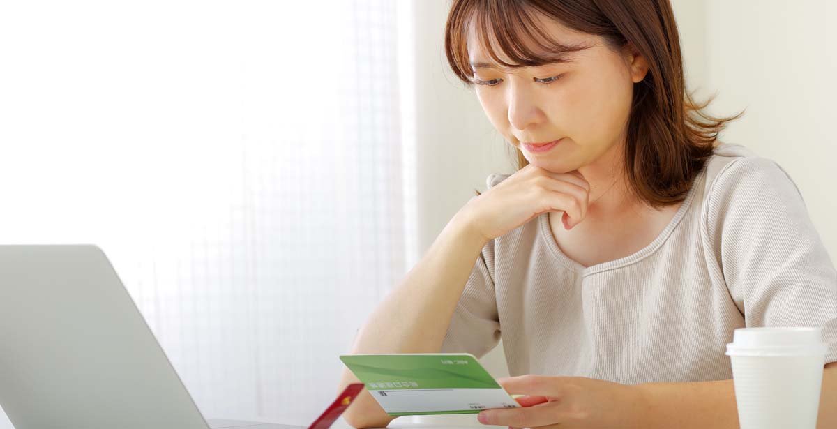 お金の計算をする女性