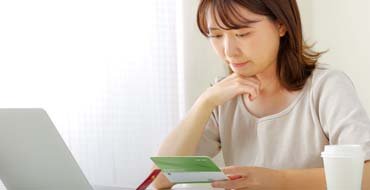 お金の計算をする女性