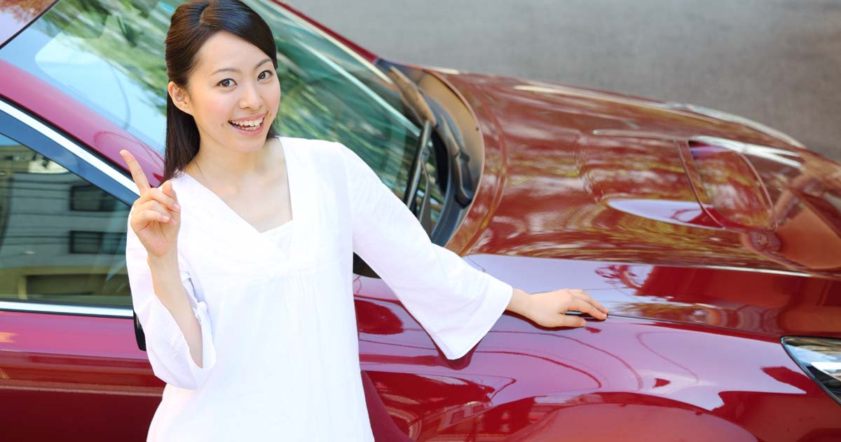 赤い車と女性