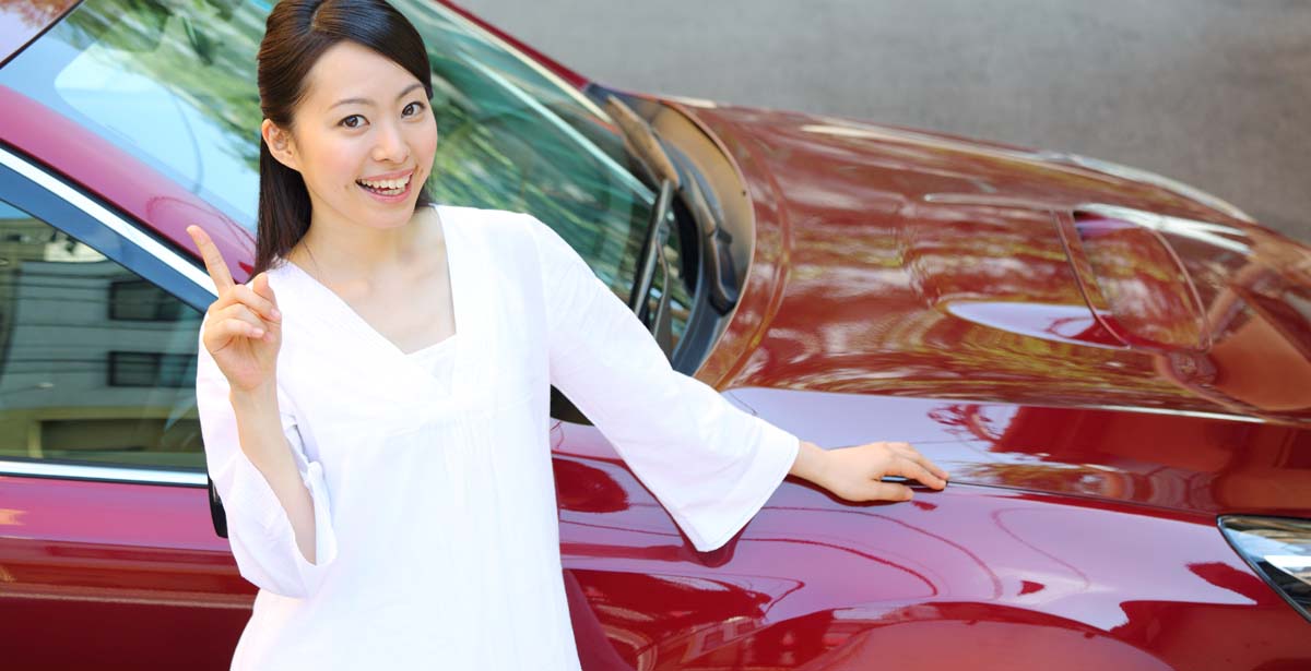赤い車と女性