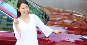 赤い車と女性