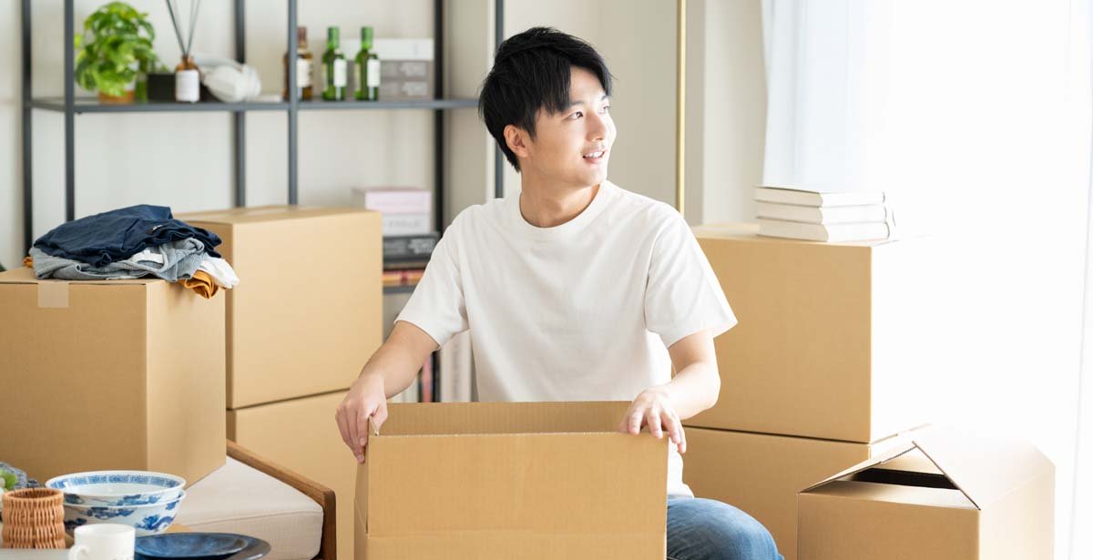 引っ越しをする学生