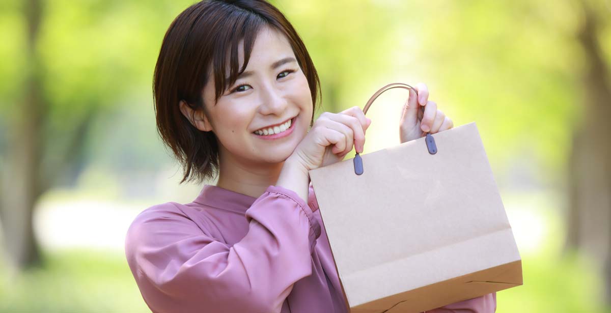 紙袋を持つ女性