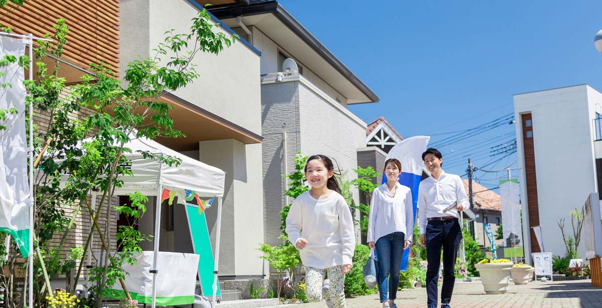 住宅展示場に来た家族