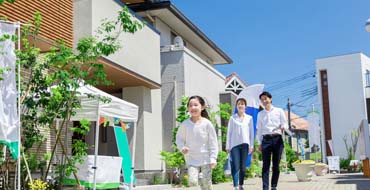 住宅展示場に来た家族