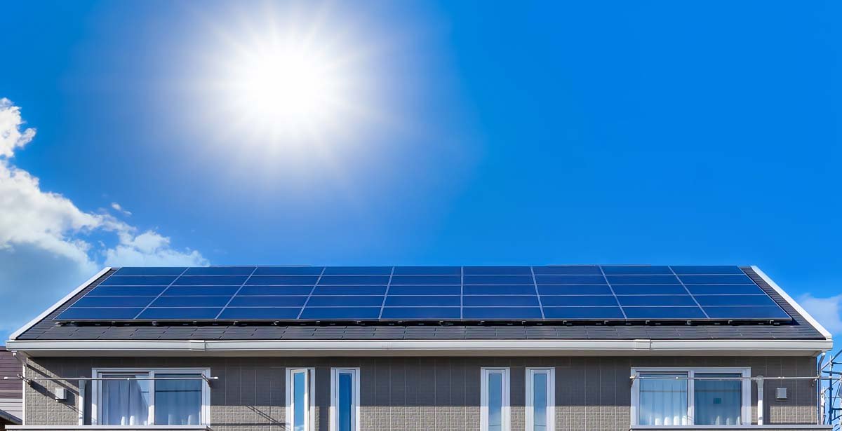 屋根に設置された太陽光発電用ソーラーパネル