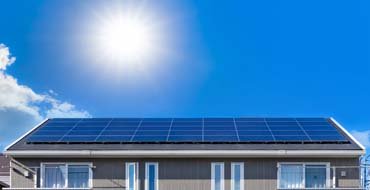 屋根に設置された太陽光発電用ソーラーパネル
