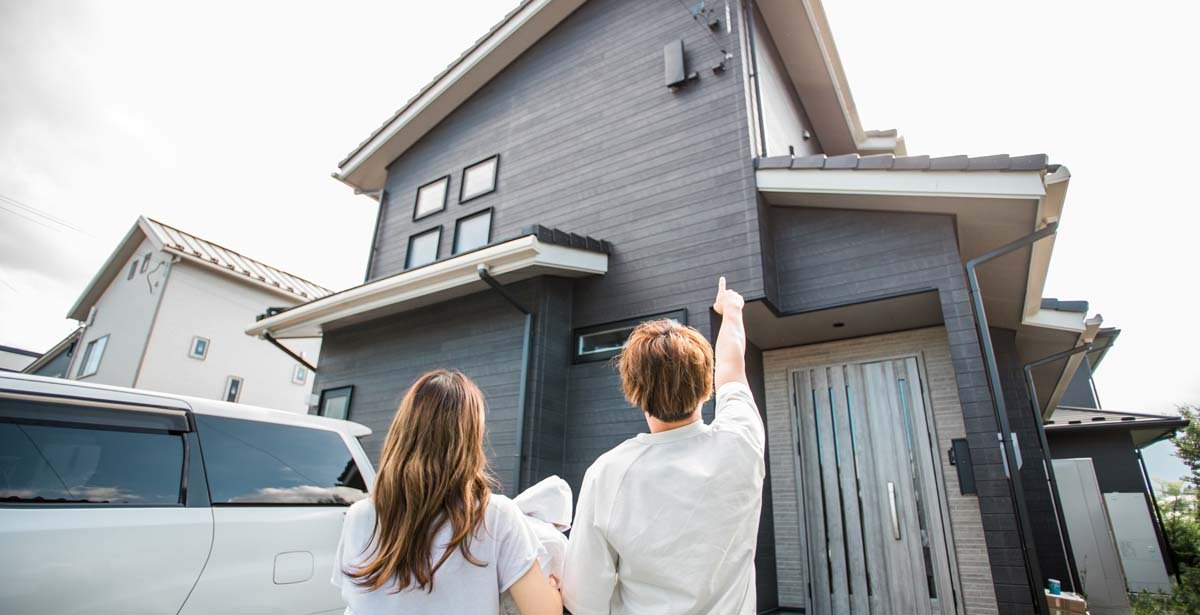新築のマイホームを建てた家族