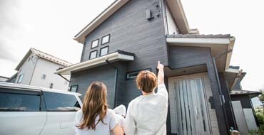 新築のマイホームを建てた家族