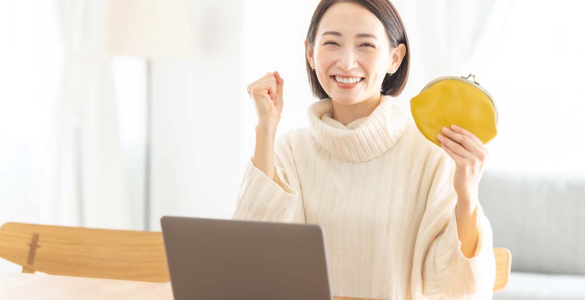 財布を持つ女性