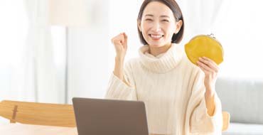 財布を持つ女性