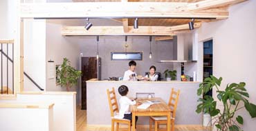 ダイニングキッチンで過ごす家族の写真