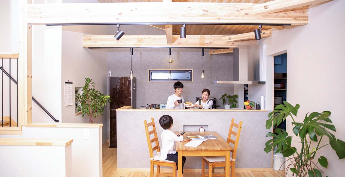 ダイニングキッチンで過ごす家族の写真