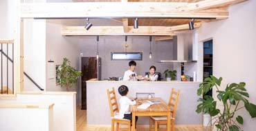 ダイニングキッチンで過ごす家族の写真