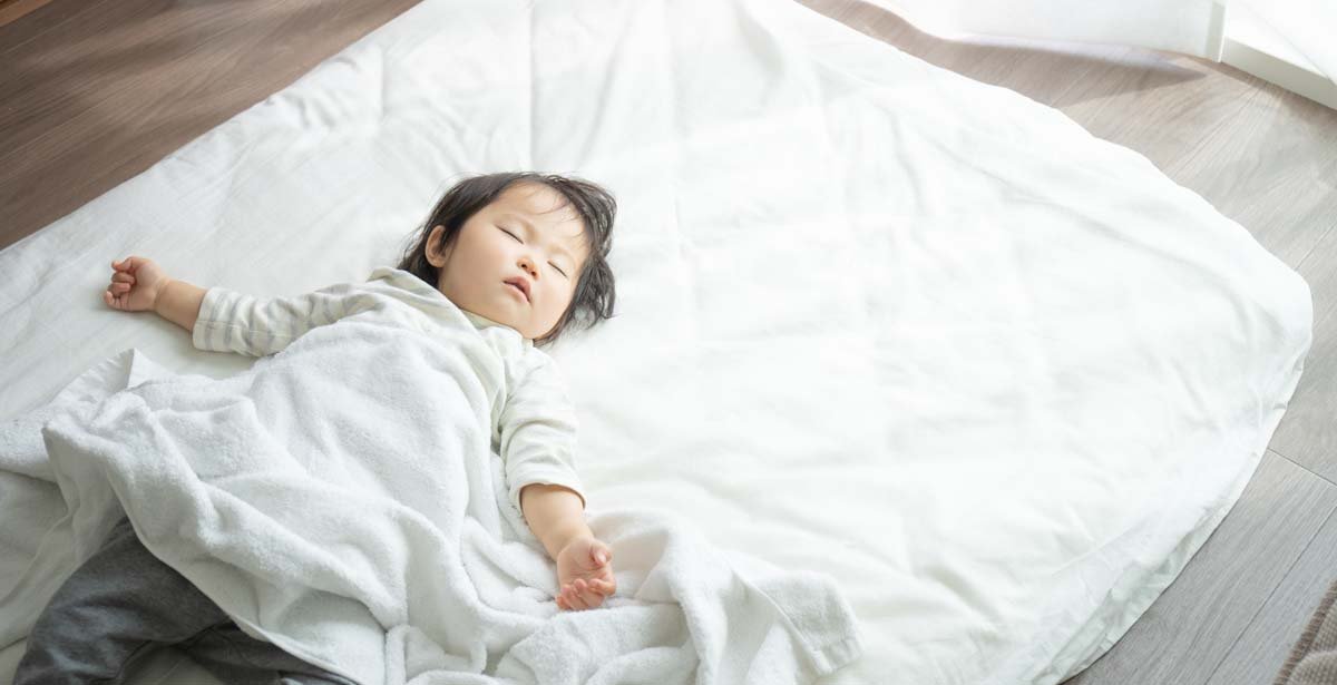 昼寝をする子ども
