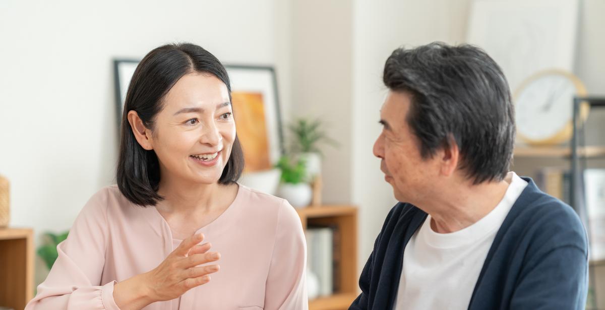 会話をする50代の夫婦