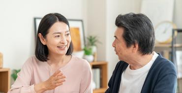 会話をする50代の夫婦