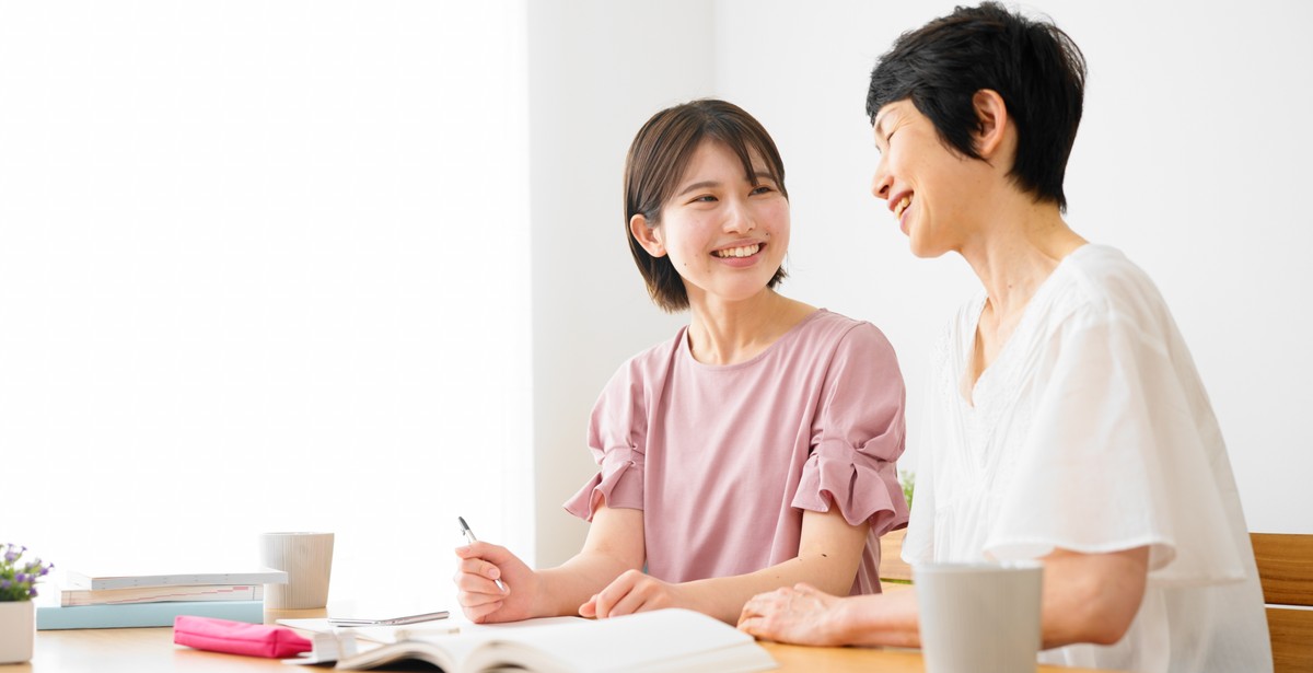 母親に勉強を教えてもらう娘