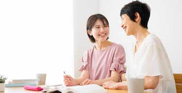 母親に勉強を教えてもらう娘