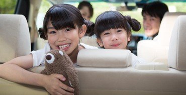 ドライブする家族