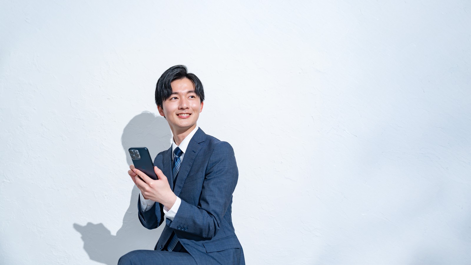 携帯を持つ若手サラリーマン男性