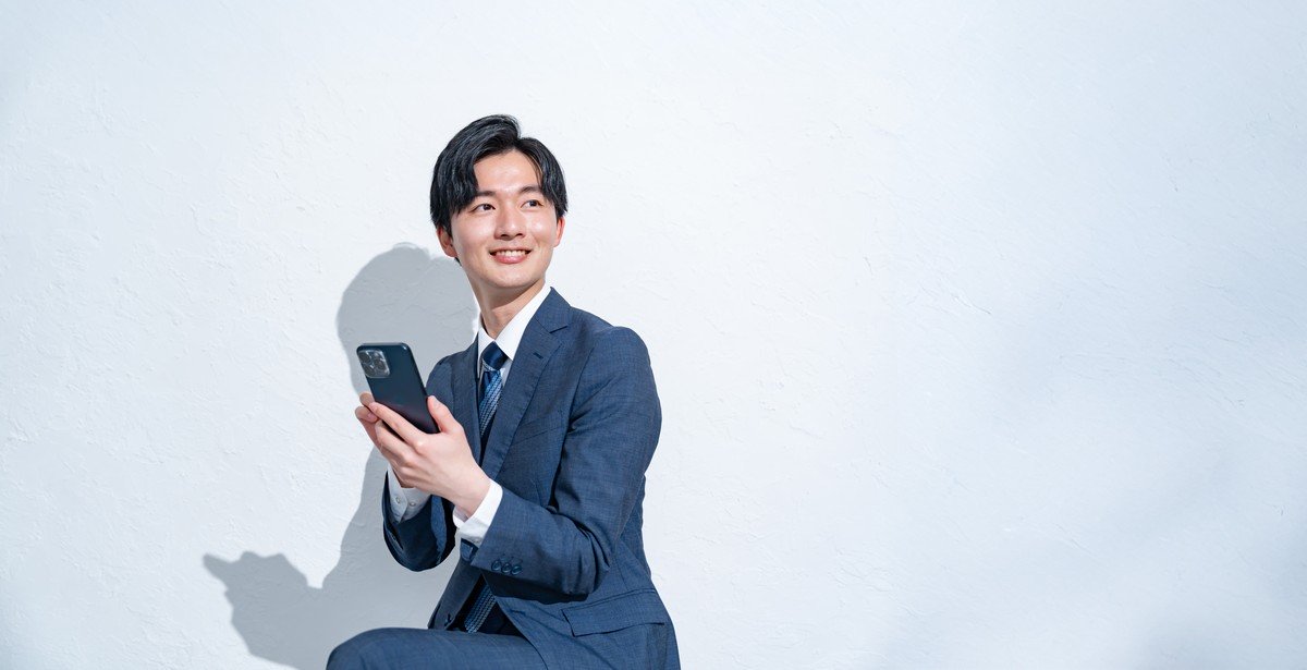 携帯を持つ若手サラリーマン男性