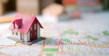 地図の上に置かれた家の模型