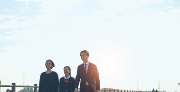 河川敷を歩く親子
