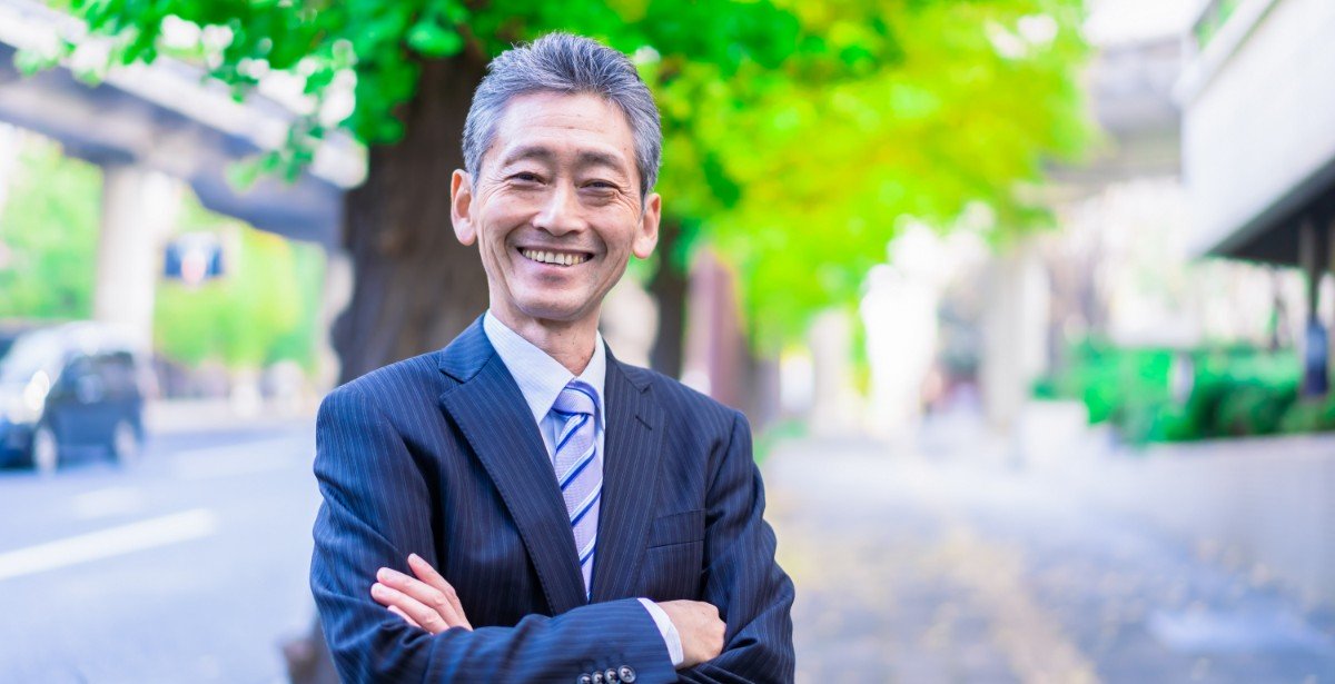 外で腕を組むビジネスマン 
