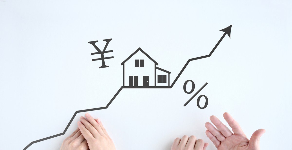 住宅の価格や金利が上がる状況を話し合う夫婦