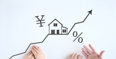 住宅の価格や金利が上がる状況を話し合う夫婦