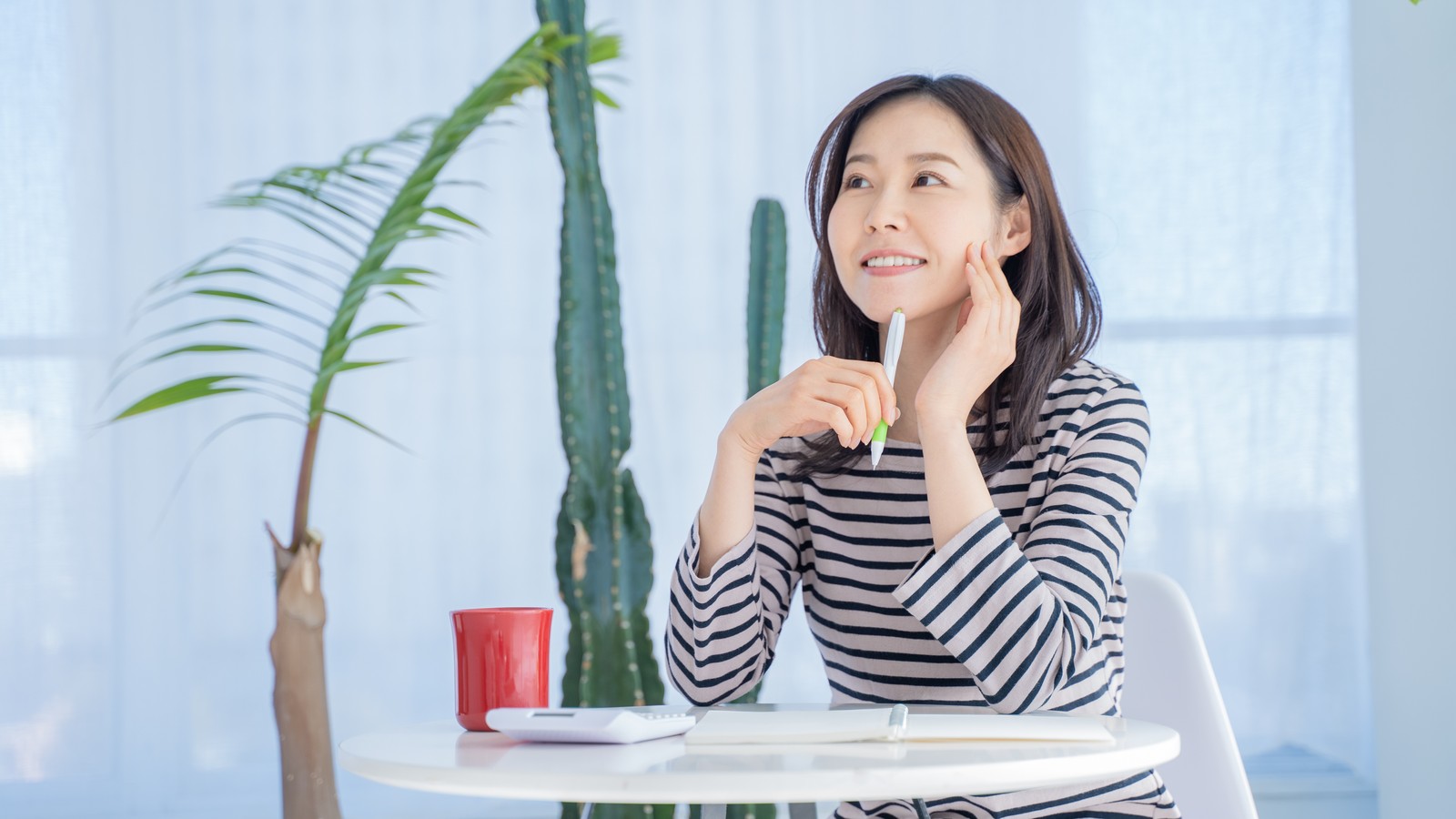 家計簿をつける女性