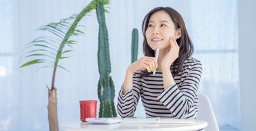家計簿をつける女性