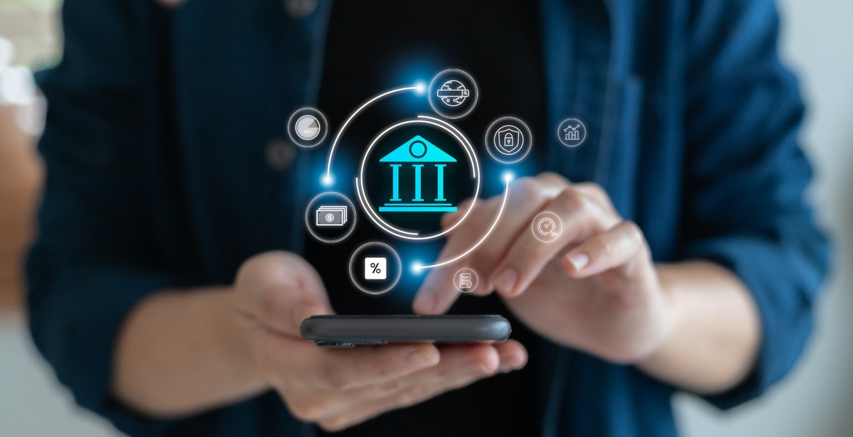 スマホで銀行のサービスを利用する男性