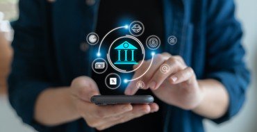 スマホで銀行のサービスを利用する男性