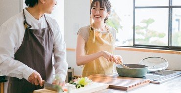 キッチンで料理をする夫婦
