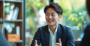 事業の説明をする経営者