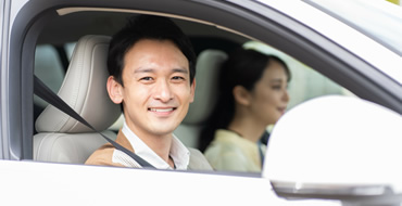 男性と女性が車に乗っている画像