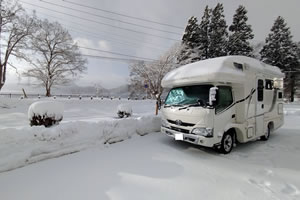 秋田に行ったときは、キャンピングカーのなかで年越し