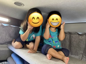 2段ベッドで遊ぶ姉妹
