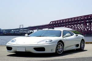 愛車の2002年式フェラーリ360モデナ。学生時代から憧れ続けてきた名車