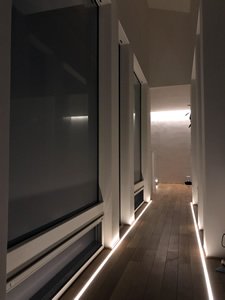 二つの棟をつなぐ橋（廊下）。床の両端にライトを仕込むことで「別の棟にいくためのタイムトンネル」というコンセプトを表現