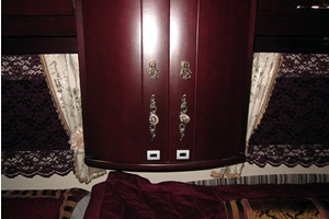 収納扉、キャプション：高級感のある無垢材の家具。取手を変えることで、さらに豪華な雰囲気に