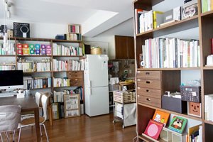 本棚は、無印良品のスタッキングシェルフを利用。結婚当時に買ったものに買い足して、天井の高さまでフルに活用することでスッキリしたレイアウトに