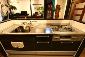 システムキッチンはクリナップのクリンレディ。レンジフードを自動で洗える機能がお気に入り